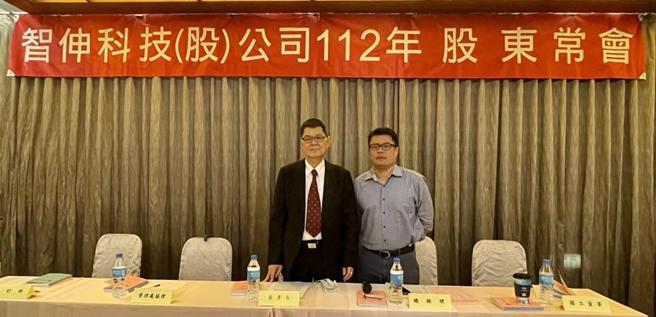 （智伸科技董事长林正盛(左)、总经理林恩道两父子20日出席股东会。图／业者提供）