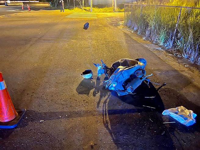 72歲男子騎乘機車慘遭酒後開車男子撞飛20公尺慘死，其機車後輪脫落，機車嚴重變形，可見撞擊力道之猛。（民眾提供／楊靜茹南投傳真）