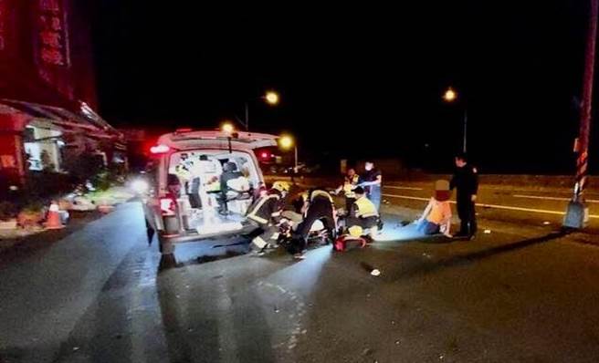 騎士連人帶車噴飛20公尺再摔落，現場留有一大灘血，當場沒有生命徵象，酒駕肇事者（右）嚇傻癱坐地上。（民眾提供／楊靜茹南投傳真）