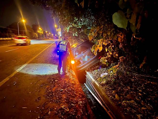 酒後開車撞死人，肇事車輛往前行駛10多公尺，甚至衝過路邊水溝，直到左側前後輪洗溝才靜止，但醉漢僅擦傷。（民眾提供／楊靜茹南投傳真）