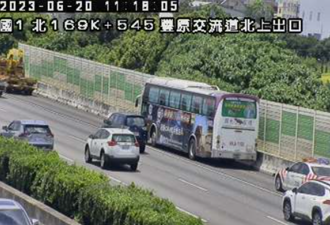 快改道！國1南下豐原交流道「5車連環撞」，回堵2公里。(翻攝高速公路1968)