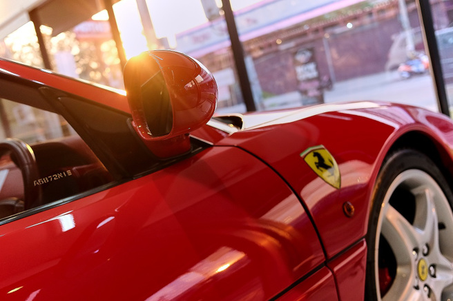 日本一名男子明明沒錢，卻硬要分120期貸款買法拉利，未料10年後車子的價格竟大漲。(示意圖/達志影像)