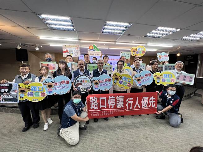 台南市政府与交通部公路总局嘉义区监理所，偕同全市9大运输业代表举办路口停让宣示活动，展现提升路口行车安全的决心。（洪荣志摄）
