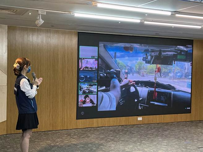 今天的宣誓活动还安排公车驾驶、计程车驾驶在行驶途中「实境直播」，示范路口停让作为。（洪荣志摄）