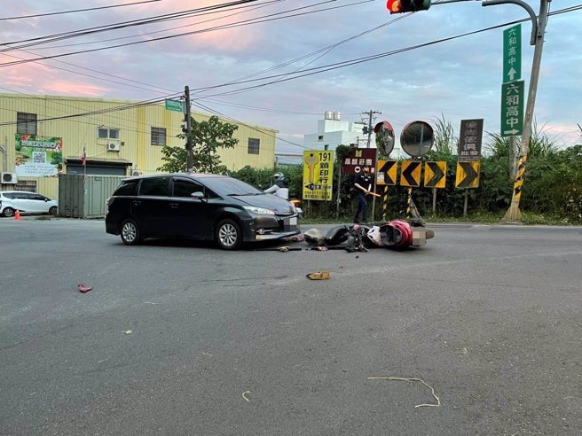 桃园平镇復旦路汽机车对撞，警方正厘清肇事原因。(警方提供／吕筱蝉桃园传真)