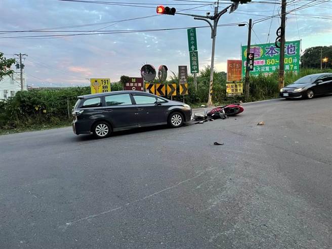 桃园平镇復旦路汽机车对撞，警方正厘清肇事原因。(警方提供／吕筱蝉桃园传真)