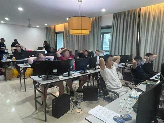 警方于马来西亚破获诈欺集团。（翻摄照片／高雄洪靖宜传真）