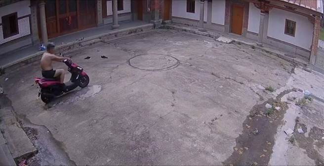 男子打赤膊骑机车硬闯。（民眾提供／李京升苗栗传真）