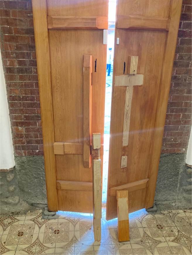 木门遭谢男撞破。（民眾提供／李京升苗栗传真）