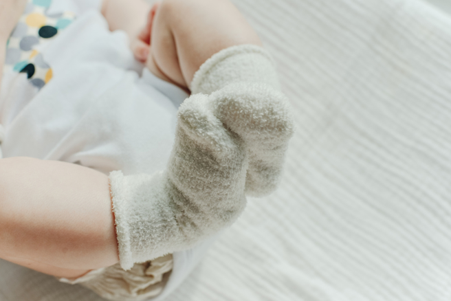 一名妈妈抱怨，婆婆叫她别再给小孩穿袜子，会害小孩脚掌长不大。(示意图，达志影像)