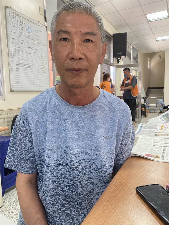 仁德区清洁队员郑晴中拾获一个黑色包包，里面有14余万元，失主卖菜阿嬷欣喜不翼而飞的钱还能找回来。（曹婷婷摄）