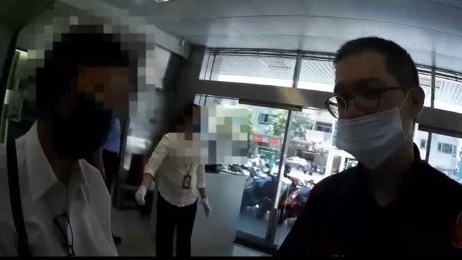 高雄婦人再次遇詐，警急忙勸阻。（翻攝照片／崔正綱高雄傳真）