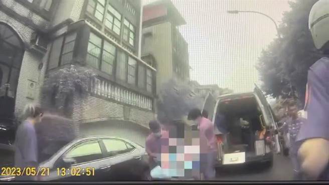 在警方及救护人员劝说下，顺利将王女送医治疗。（翻摄照片／林郁平台北传真）