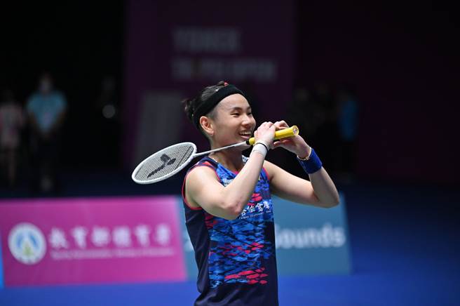 戴資穎金牌戰勝出後向現場觀眾比出愛心手勢，圖為2022台北羽球公開賽。（北市體育局提供）