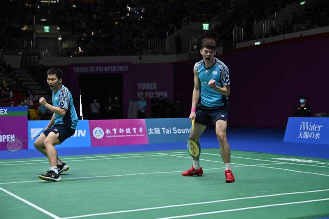 我國男子雙打奧運金牌組合麟洋配拚戰不懈，圖為2022台北羽球公開賽。（北市體育局提供）