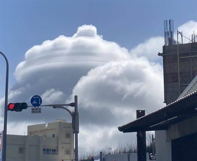 南来的水气受陆地热力举升，形成像飞碟状的层积云。（澎湖交通回报群组小虾米提供／许逸民澎湖传真）
