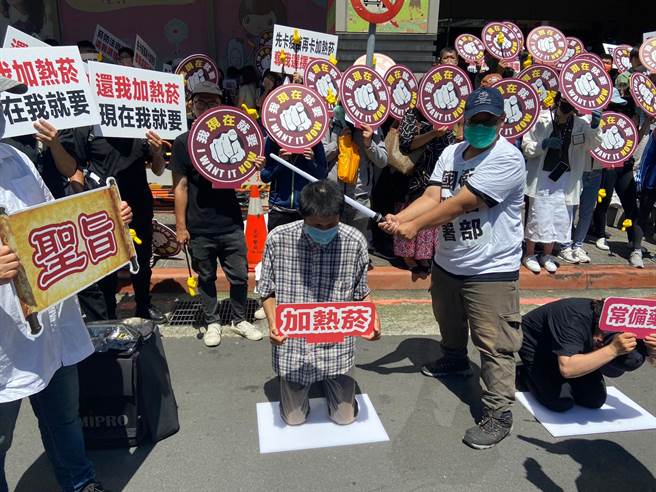 抗议民眾以行动剧希望国健署刀下留人。（翻摄画面）