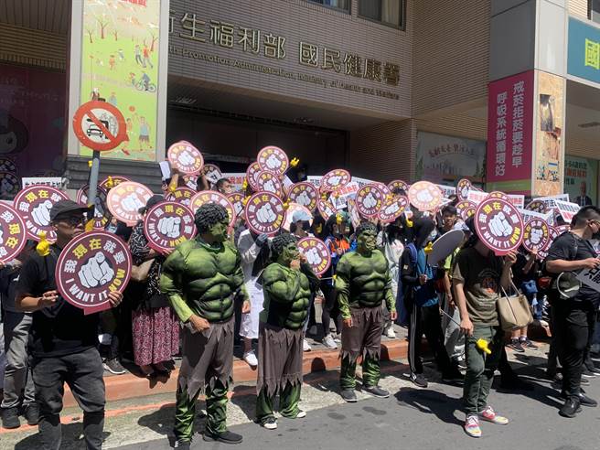 民眾打扮成浩克到国健署抗议。（翻摄画面）