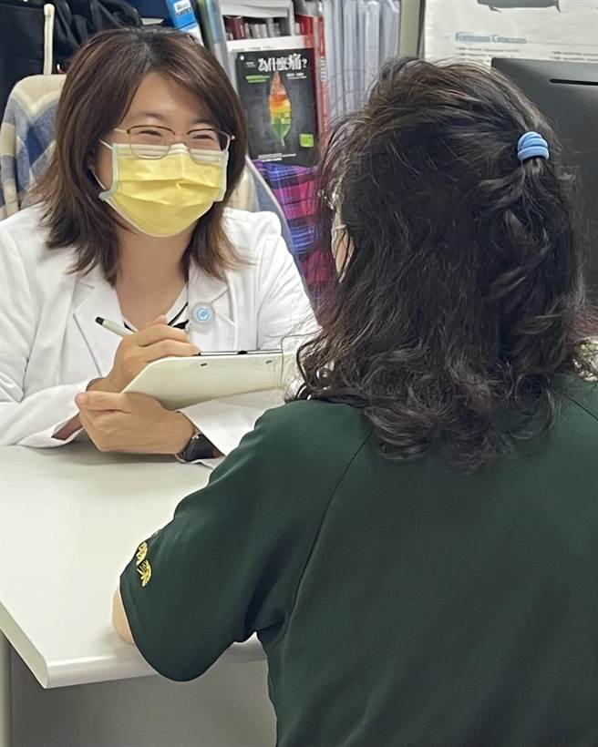 神經內科臨床心理師劉怡君提供失智症患者家屬諮商服務，並指出長輩也有收假症候群！示意圖，非當事人。（部苗醫院提供／李京昇苗栗傳真）