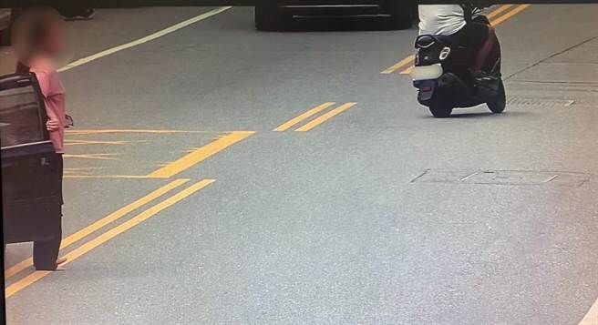 情侣饮酒驾车肇事，警方调阅路口监视器拍下「女友驾驶座下车」画面（图左），男友顶罪曝光。（警方提供／王志伟花莲传真）