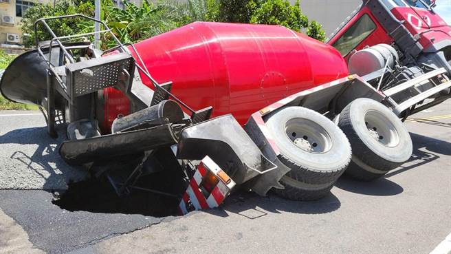 台南市安平区府平路出现1个大天坑，导致1辆路过的大型混凝土搅拌车，后轮陷入坑洞内侧翻。（市议员林依婷提供／洪荣志台南传真）