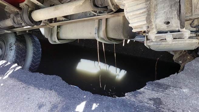 台南市安平区府平路出现1个大天坑，导致1辆路过的大型混凝土搅拌车，后轮陷入坑洞内侧翻。（市议员林依婷提供／洪荣志台南传真）
