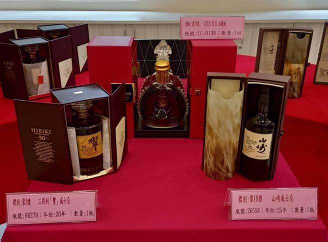 im.B诈骗集团主嫌收藏品即将拍卖，今天下午执行署士林分署举办鑑赏会。（士林分署提供）