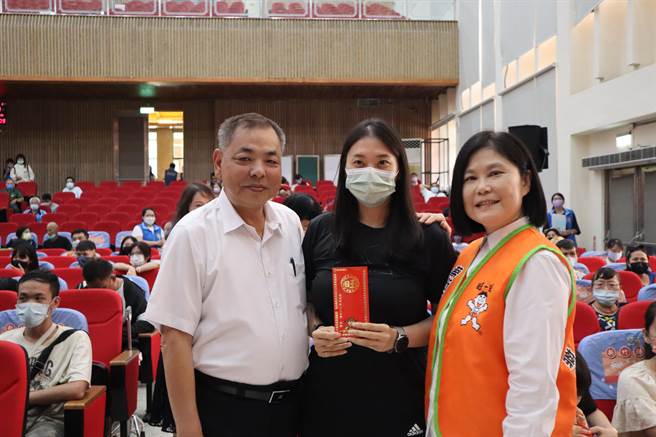 新竹縣副縣長陳見賢（左）與蔡衍明愛心基金會執行長徐海倫（右）送上旺福紅包給弱勢家庭。（邱立雅攝）