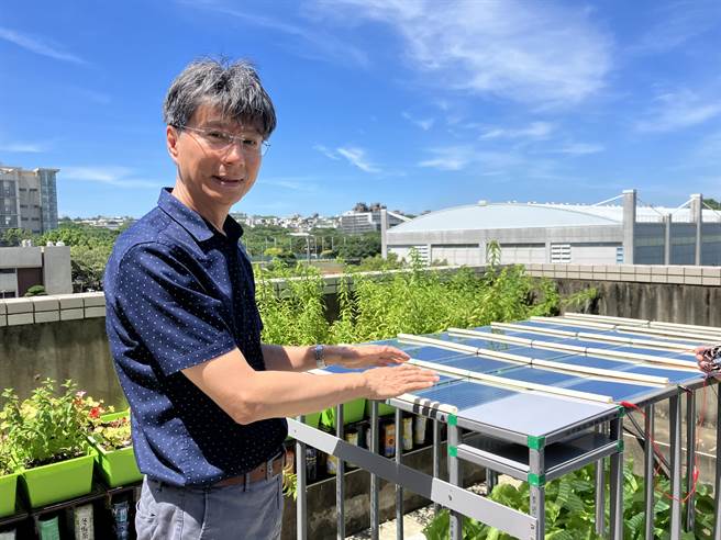 物理所长孟心飞说，现在的有机太阳能电池，可做到20％左右的透光率，虽牺牲部分效率，但能让蔬菜照光顺利生长。（王惠慧摄）