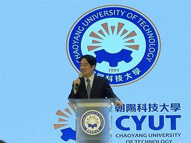 副總統賴清德20日應邀至朝陽科技大學為暑期志工服務隊授旗，並於現場宣布未來將編列預算辦理私校學費補貼至少2萬5000元以上，以縮減公、私立大學學費落差。（潘虹恩攝）