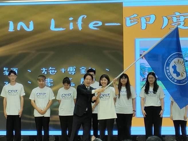 台中朝陽科技大學200位學生將在暑期展開海內外志工服務，副總統賴清德（1排左）20日應邀至朝陽科技大學為暑期志工服務隊授旗。（潘虹恩攝）