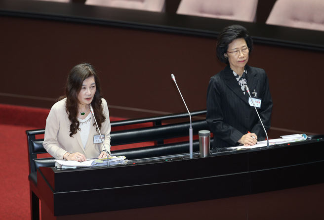 立法院20日临时会进行司法院大法官被提名人资格审查，被提名人蔡彩贞（左）、朱富美（右）上台答询。（姚志平摄）