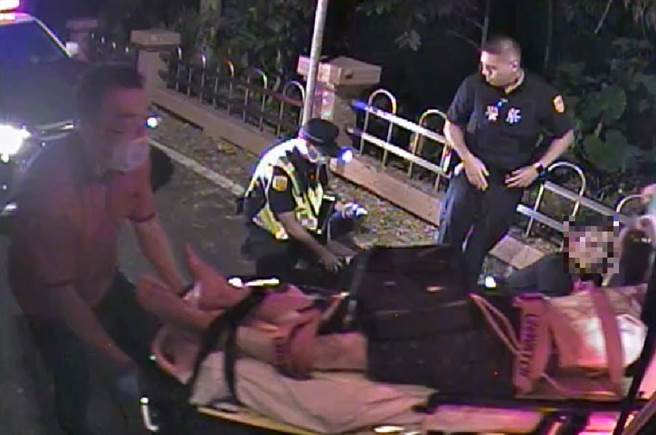 警消抢救兰潭环潭公路车祸。（读者提供／廖素慧嘉市传真）