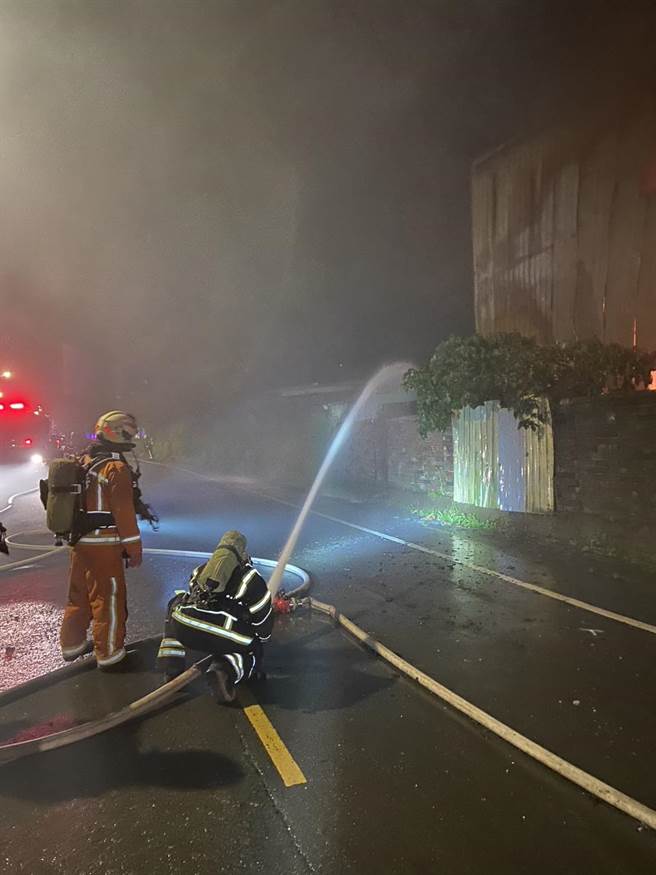 桃园观音一间工厂19日深夜发生火警，消防人员紧急到场灌救。（翻摄照片／蔡明亘桃园传真）