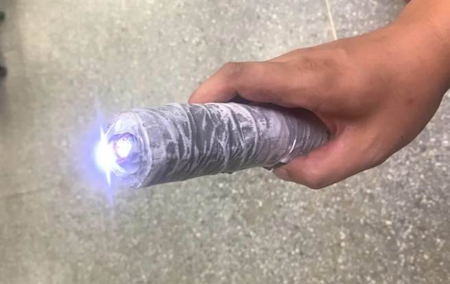 黃男表示電擊棒是自己做的，隨身攜帶只是用來防身。（翻攝照片／蔡明亘桃園傳真）