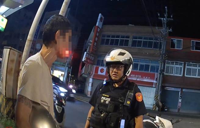 桃園中壢一名男子19日晚間在觀音區邊騎車邊把玩電擊棒，被警方攔查。（翻攝照片／蔡明亘桃園傳真）