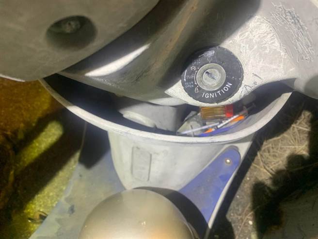 桃園警方19日晚間在黃男機車上找到2支裝有毒品的針筒。（翻攝照片／蔡明亘桃園傳真）