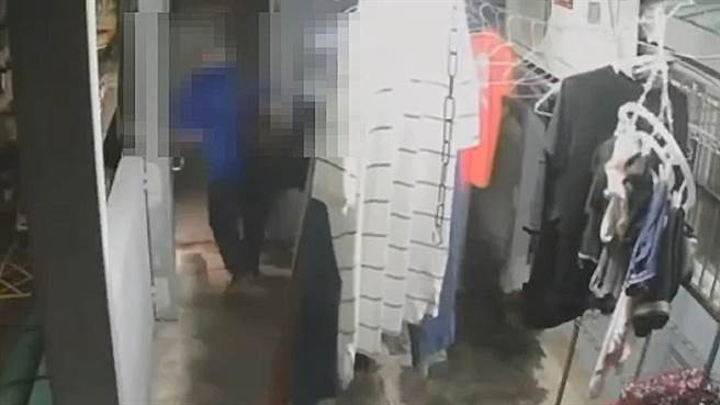 监视器拍下水电工偷水表的身影。（翻摄画面）