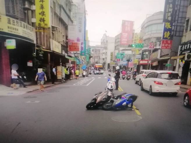 因左转车未礼让直行车，造成2部机车撞成一团，其中1人手部骨折。（警方提供）