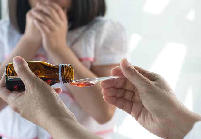 教育部根据「幼儿教保及照顾服务实施准则」，明定幼儿园应订立托药措施，依规定得喂药，中华民国幼教联合总会则强调先进国家不喂药。（示意图／达志影像）