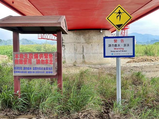 苗栗市公所20日在头屋大桥旁桥头伯公庙前举行祭水神祈福仪式保佑河域平安。（苗栗市公所提供／李京升苗栗传真）