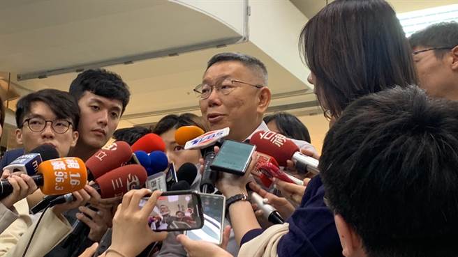 ▲民眾黨主席柯文哲針對政策將執行服貿被綠營罵向藍營靠攏、是賣台，柯文哲痛批是網軍作戰，民進黨在太陽花學運執政後7年多《兩岸監督條例》都躺在立法院，民進黨有那個閒功夫罵他，倒不如趕快通過。（徐佑昇攝）