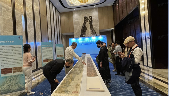 民眾观看两个版本的《清明上河图》。（图／取自今日头条台湾官方帐号）