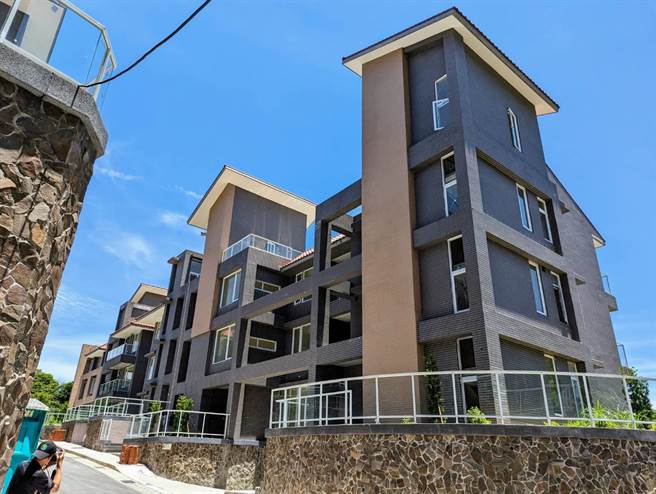 基隆市七堵区的深山里，出现20栋新完工的豪华「农舍」。（张志康摄）