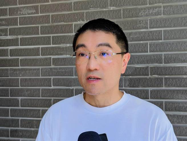 基隆市长谢国梁表示，这个集村农舍开发案，虽然合法，却不合理。市府要求开发单位在取得使照前，必须向市府提出垃圾及污水的处理计画。（张志康摄）