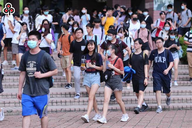 教育部今(20)日公布，明年2月起的112学年下学期开始，将补助私立大专学生学杂费每学期新台币2.5万元，以缩减公私立大学学费差距5成以上。(示意图／本报资料照)