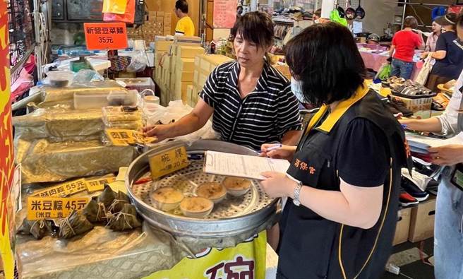 台南市政府法制处消保宫查访市售粽子价格。（台南市政府提供／曹婷婷台南传真）