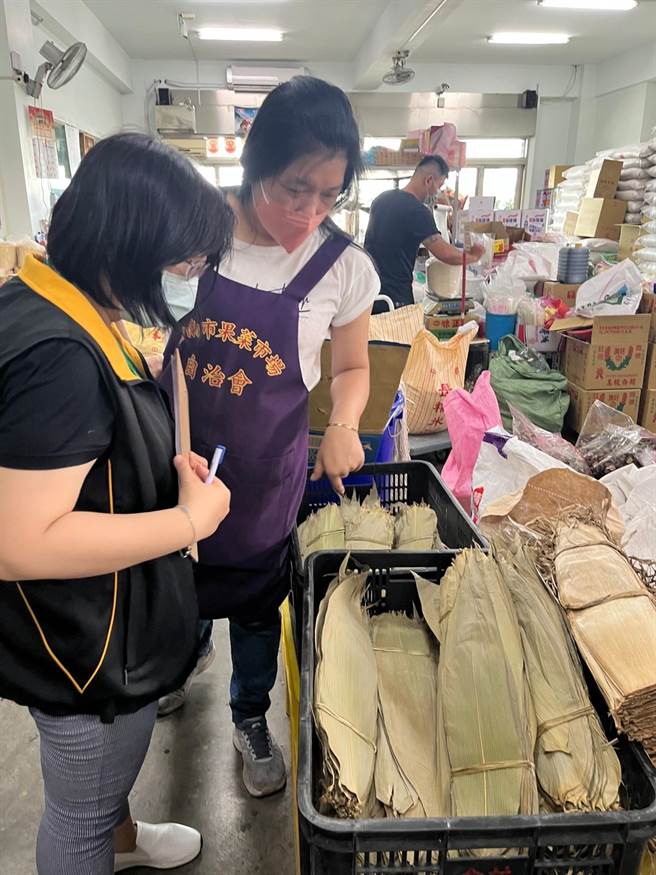 今年粽叶因乾旱产量减少，涨幅约1成，市售粽子微涨5元。（台南市政府提供／曹婷婷台南传真）