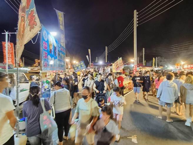 嘉义市湖美夜市人潮爆满，开业不到一个月被停业。（廖素慧摄）