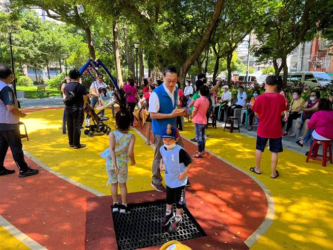 板桥庄敬公园增设游具，适合亲子共融。（王扬杰摄）